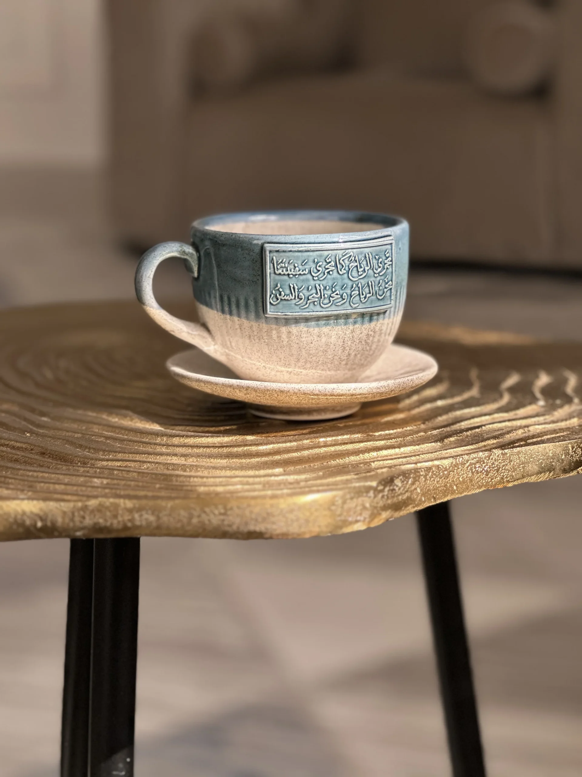 كوب تجري الرياح كما تجري سفينتنا نحن الرياح ونحن البحر والسفنُ