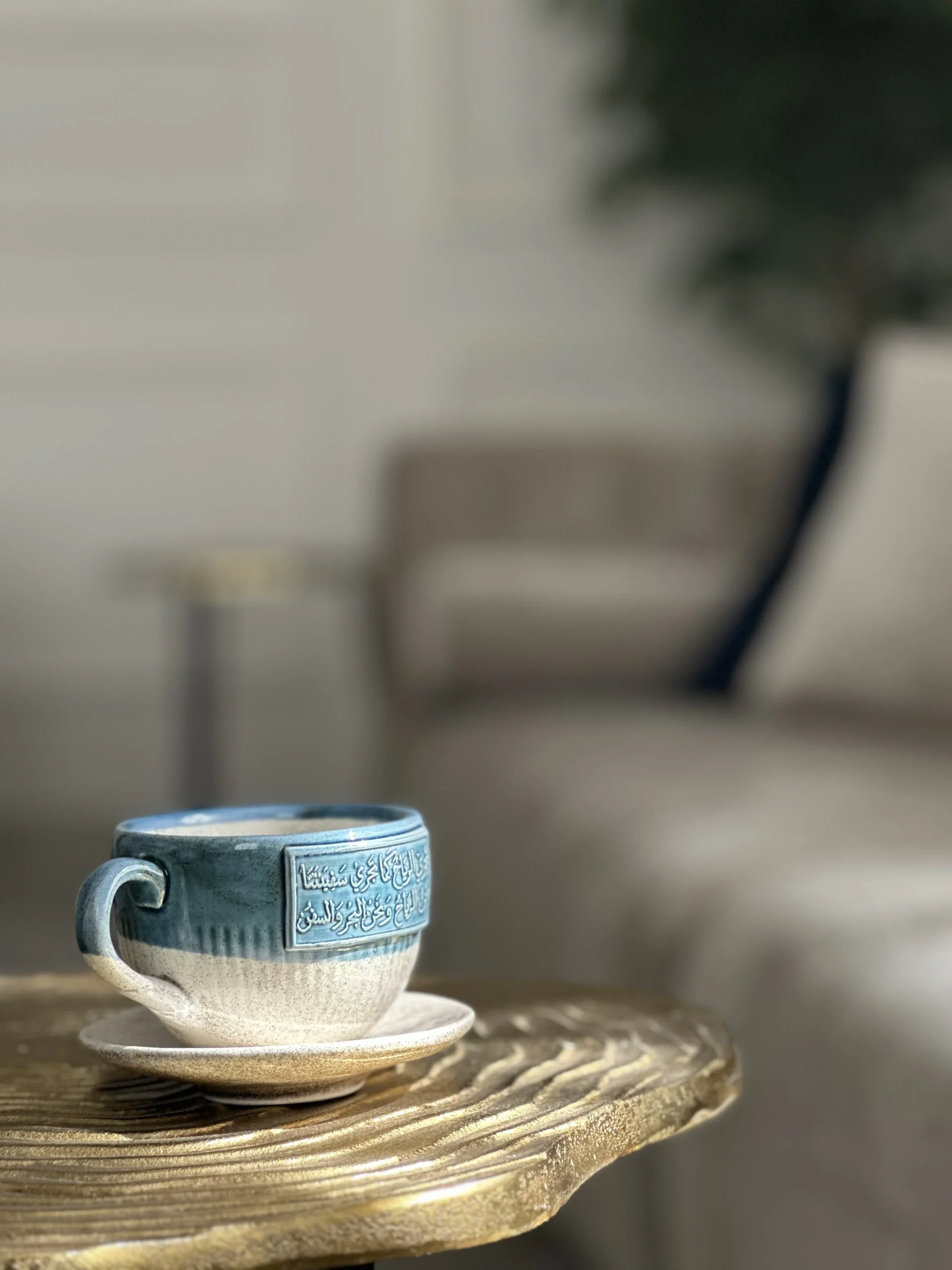 كوب تجري الرياح كما تجري سفينتنا نحن الرياح ونحن البحر والسفنُ