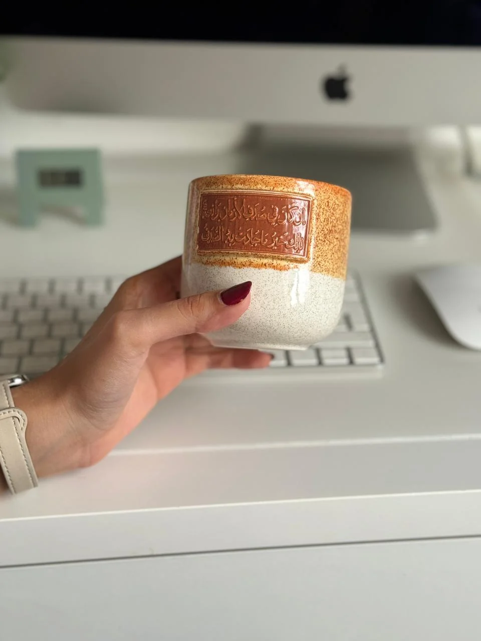 كوب إن كان في صُدف الأزمانِ رائعةٌ فإنك خير ما جادت بهِ الصُدف