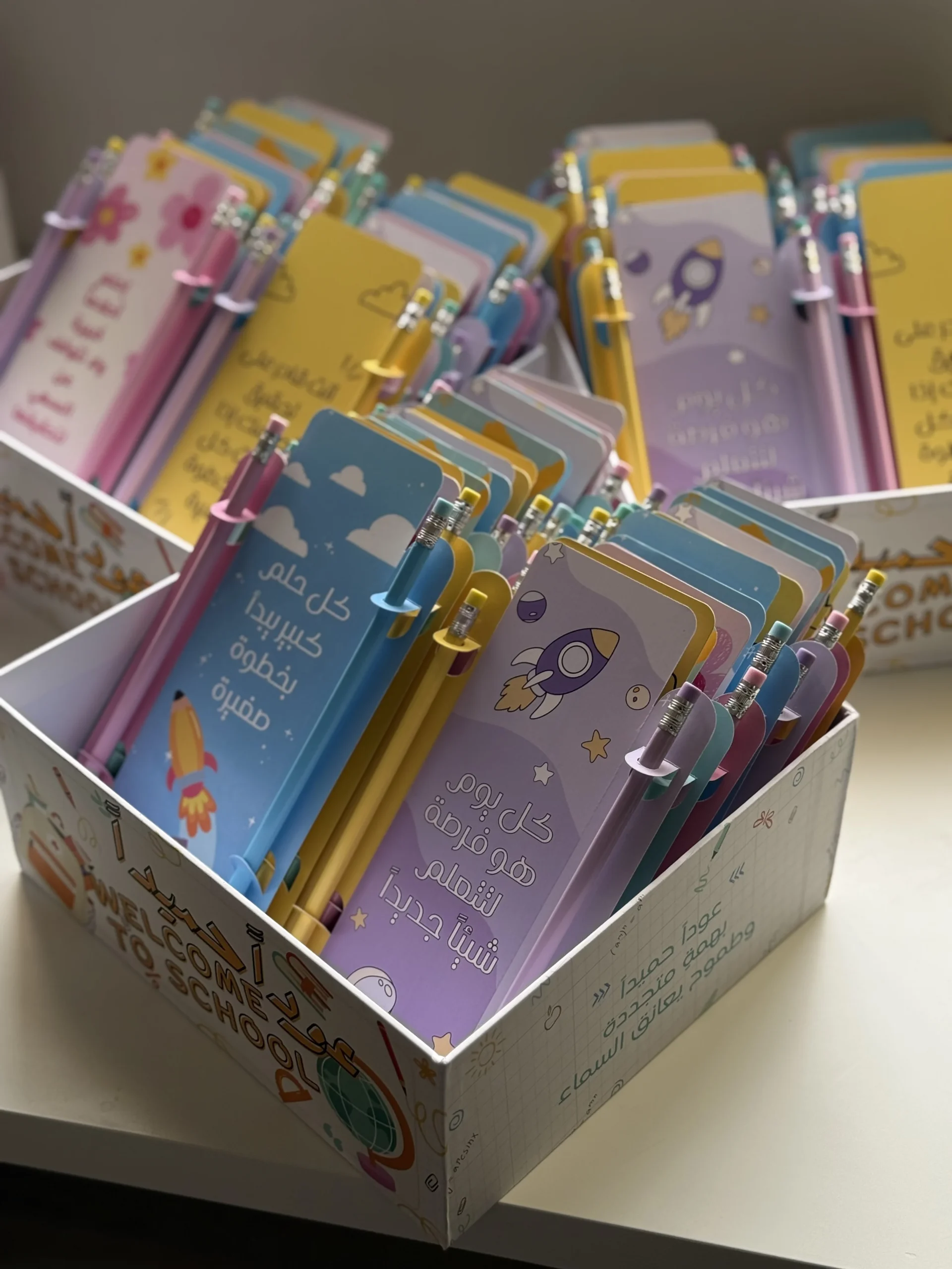 مجموعة فواصل كتب العودة للمدرسة مع أقلام – 30 قطعة